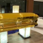 Exhiben ataúd dorado ligado al narco en Colima