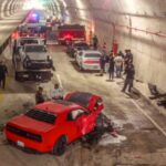 Chocan autos deportivos en carambola dentro de túnel de Tijuana