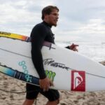 Surfista mexicano Alan Cleland es suspendido tras acusación de agresión sêxuâl